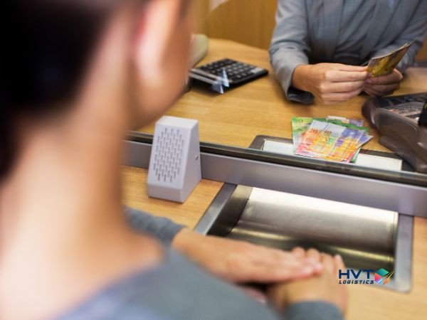 Giao dịch đổi tiền Kíp Lào sang tiền Việt Nam tại ngân hàng