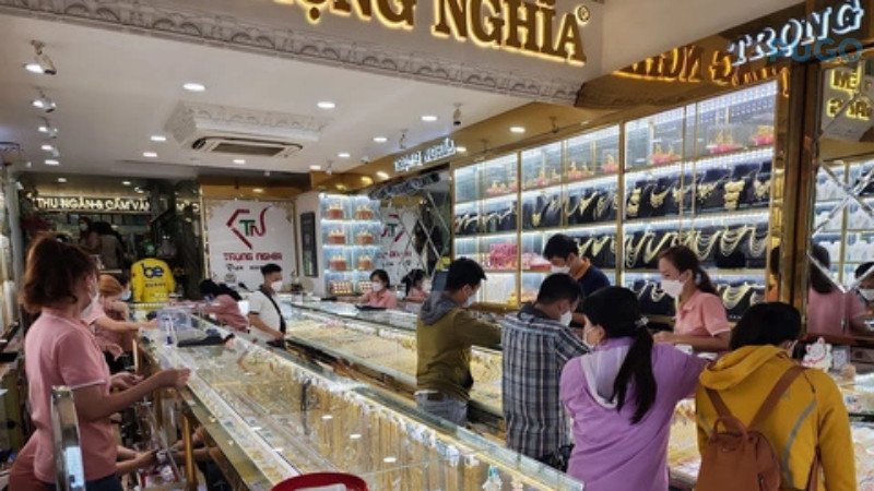 Giao dịch đổi tiền Trung Quốc tại một cửa hàng vàng bạc đá quý