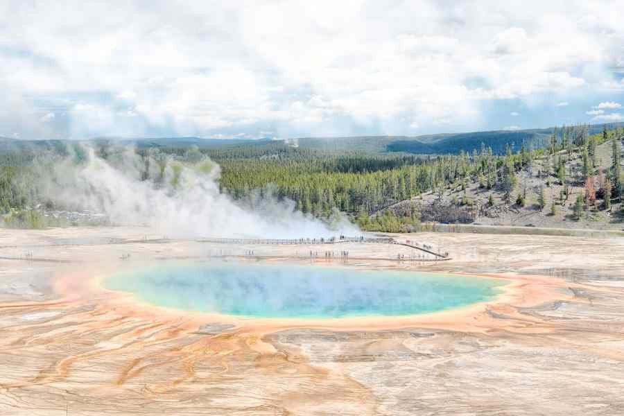 Grand Prismatic Spring với sắc màu rực rỡ, vẻ đẹp địa nhiệt của vùng Tây Hoa Kỳ