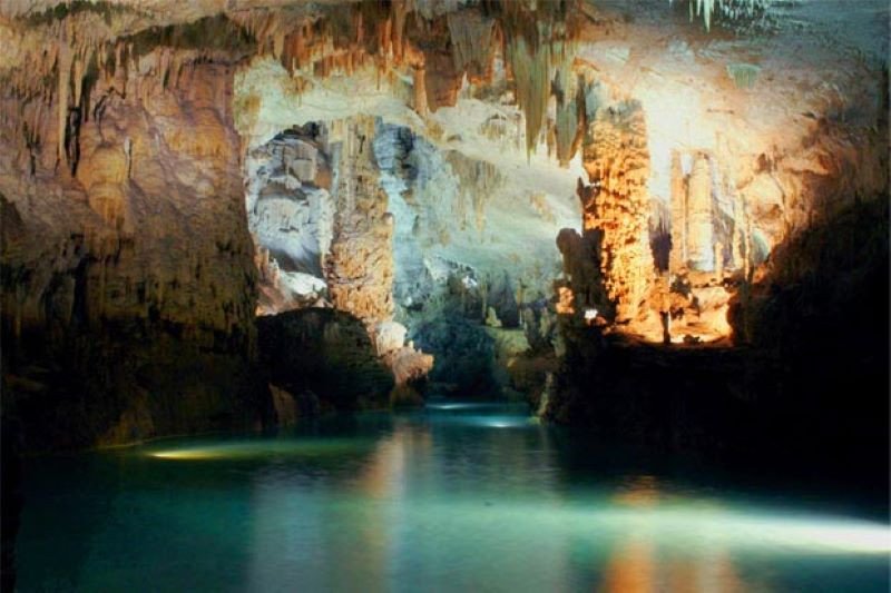 Hang động Jeita Grotto ở Lebanon