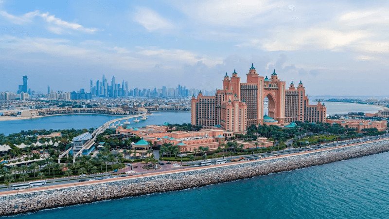 Hình ảnh du khách tận hưởng không khí mát mẻ ở Dubai, minh họa cho mùa du lịch lý tưởng để đặt vé máy bay đi Dubai
