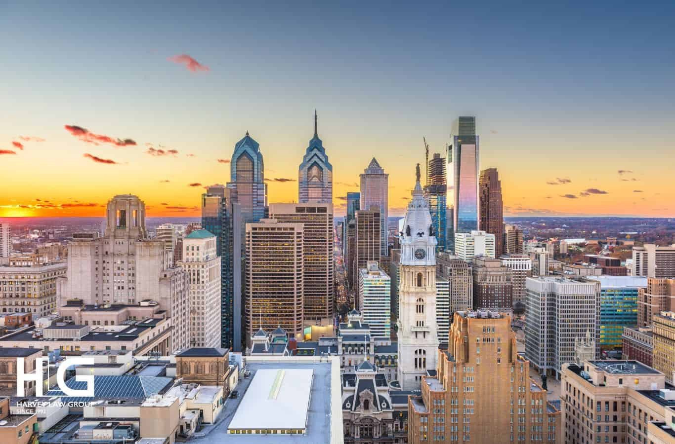 Hình ảnh đường phố sầm uất với các tòa nhà hiện đại ở Philadelphia, thể hiện sự phát triển kinh tế