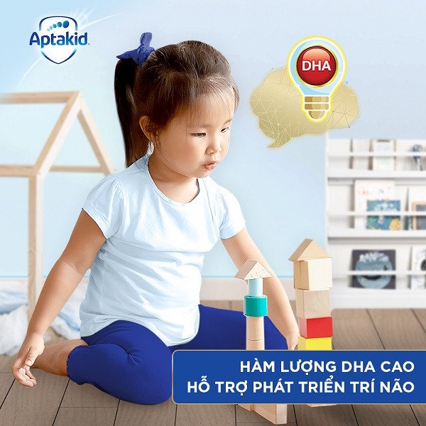 Hình ảnh não bộ và mắt trẻ sơ sinh, tượng trưng cho sự phát triển trí tuệ và thị giác được hỗ trợ bởi DHA trong sữa Aptamil New Zealand số 1.