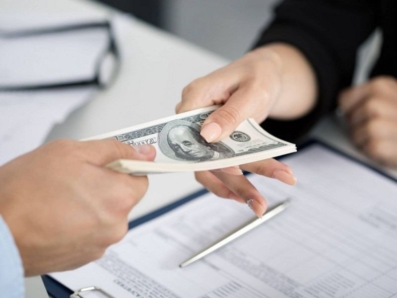 Hình ảnh tượng trưng về tiền tệ, thể hiện rủi ro và quản lý tài chính khi chuyển tiền quốc tế