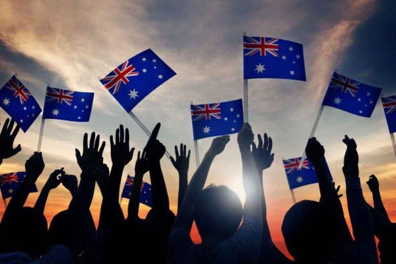 Hình ảnh vùng đất rộng lớn, thưa dân ở New Zealand, phản ánh đặc điểm dân số của quốc gia này thuộc châu nào.