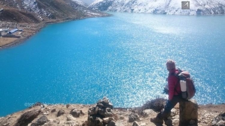 Hồ Gokyo với màu nước xanh biếc tại vùng Everest