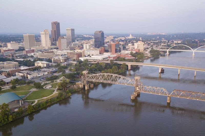 Hồ nước và địa hình đồi núi tại Arkansas, cho thấy sự đa dạng của vùng phía đông Hoa Kỳ không chỉ có đồng bằng.
