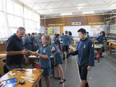 Học sinh New Zealand trong giờ học công nghệ
