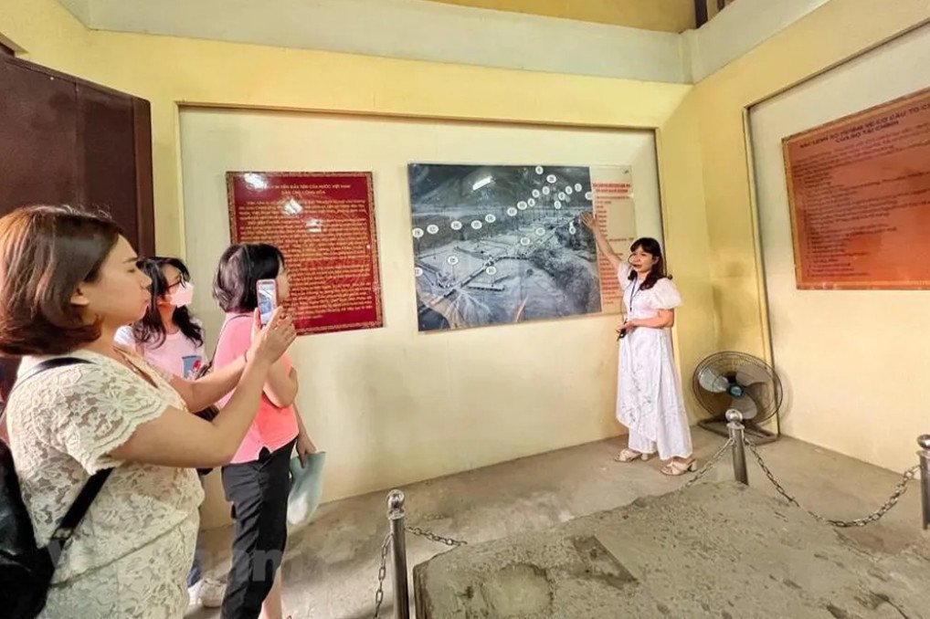 Hướng dẫn viên giới thiệu về nhà máy in tiền Việt Nam