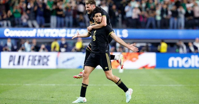 Jimenez ăn mừng bàn thắng, đưa đội tuyển Mexico vào chung kết Concacaf Nations League.