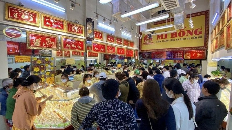 Khách hàng đang đổi tiền Đài tệ tại một tiệm vàng lớn