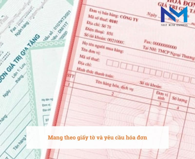 Khách hàng xuất trình giấy tờ khi đổi tiền Won tại ngân hàng