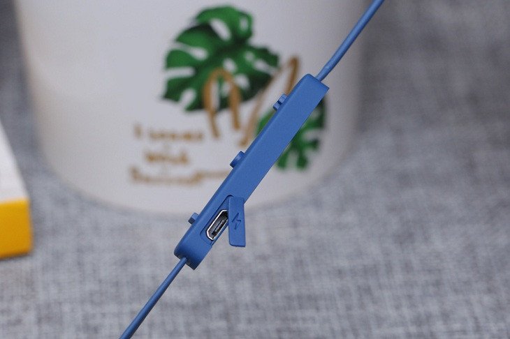 Khe cắm sạc USB tiện lợi của tai nghe Roman