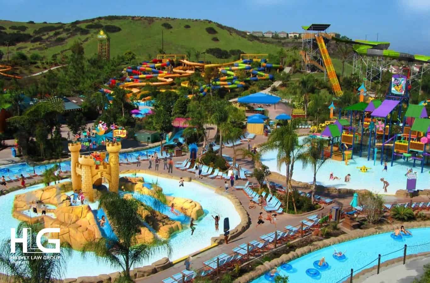Khung cảnh bãi biển ở San Diego, California, với những hàng cọ và ánh nắng mặt trời