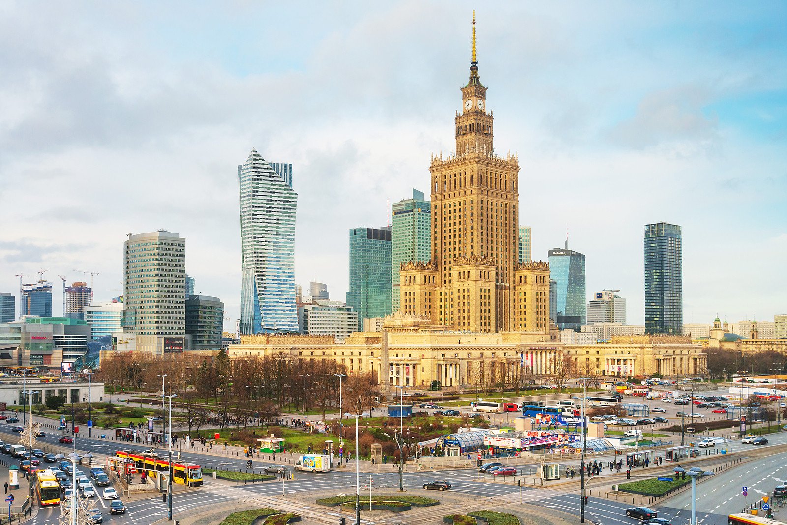 Khung cảnh đô thị nhộn nhịp tại Warsaw Ba Lan