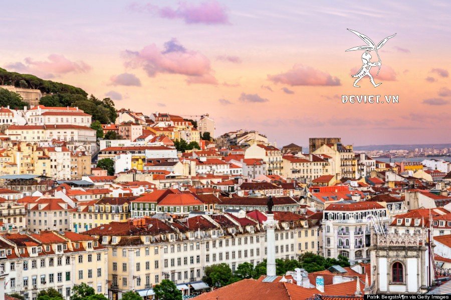Khung cảnh lãng mạn của thành phố Lisbon, thủ đô sôi động của Portugal, với những con phố cổ kính và lịch sử phong phú, điểm đến hấp dẫn ở Bồ Đào Nha.
