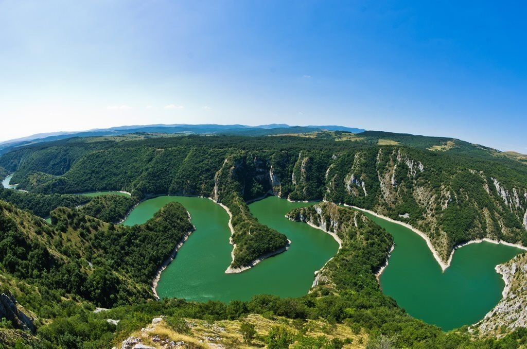 Khung cảnh núi Fruska Gora với tu viện