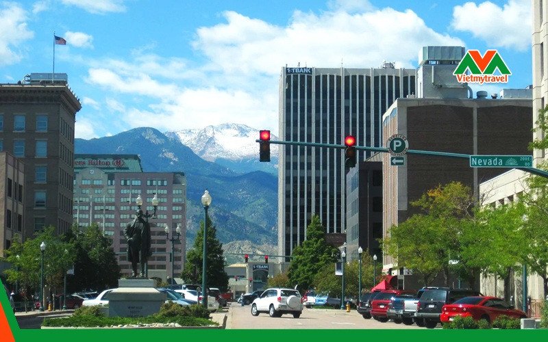 Khung cảnh núi non hùng vĩ và kiến trúc thành phố hiện đại ở Colorado