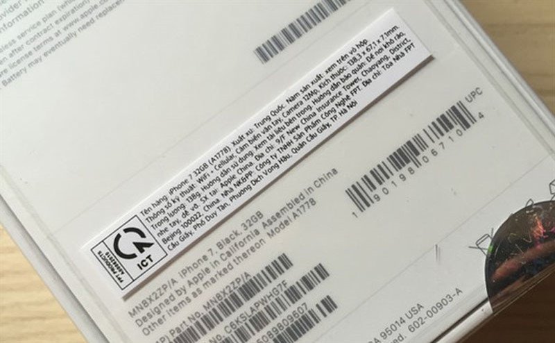 Kiểm tra mã IMEI trên vỏ hộp và màn hình điện thoại, một bước quan trọng để xác minh tính xác thực của thiết bị **ZP/A**