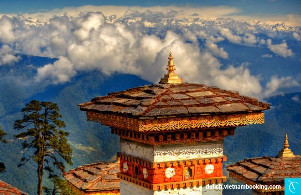 Kiến trúc khách sạn truyền thống bằng gỗ tại Bhutan hòa mình vào cảnh quan núi rừng