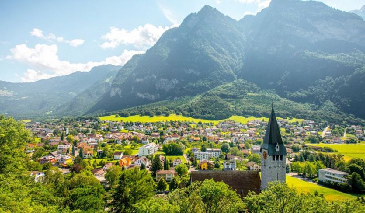 Lâu đài Vaduz của Liechtenstein nằm giữa khung cảnh núi non hùng vĩ