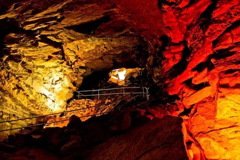 Lối vào hang động Mammoth kỳ vĩ, một phần của hệ thống hang động dài nhất thế giới tại quốc gia rộng lớn này