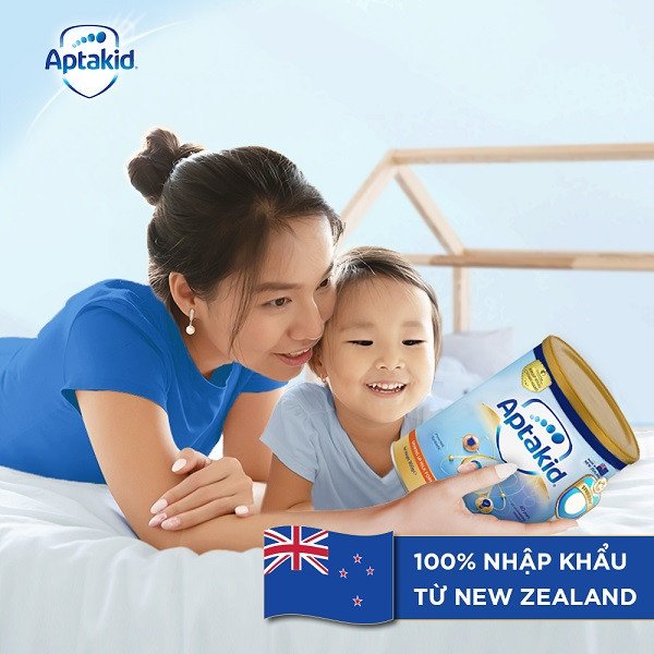 Lon sữa Aptamil New Zealand số 1 380g đặt cạnh các loại vitamin và khoáng chất, thể hiện sự đa dạng dưỡng chất trong sản phẩm.