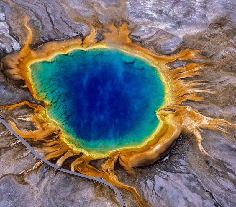 Mạch nước nóng Grand Prismatic Spring tại Yellowstone, một kỳ quan địa nhiệt của cảnh đẹp nước Mỹ.