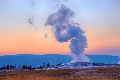 Mạch nước phun Old Faithful tại Vườn Quốc Gia Yellowstone, biểu tượng địa nhiệt độc đáo của đất nước Mỹ