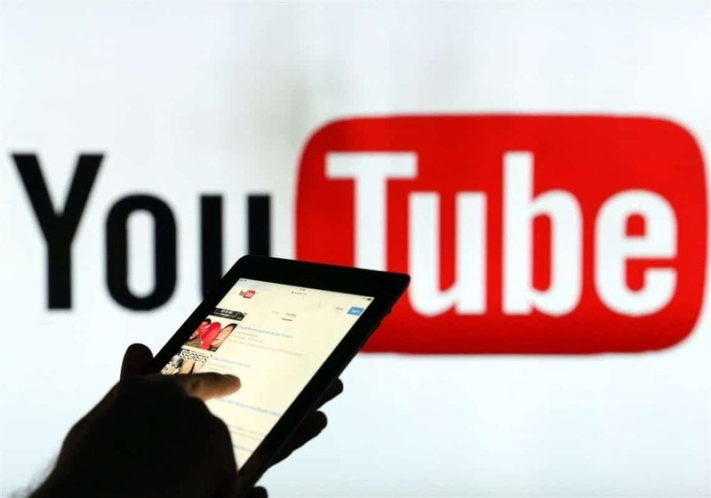 Màn hình điện thoại hiển thị video YouTube Shorts và tiềm năng kiếm tiền