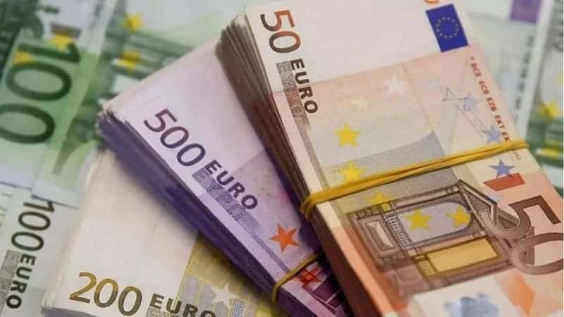 Minh họa tiền Euro và Việt Nam Đồng, trực quan hóa việc 1000 Euro bằng bao tiền Việt Nam trong các giao dịch thực tế.