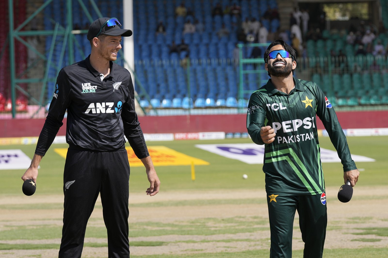 Mohammad Rizwan của Pakistan thắng cú tung đồng xu, tượng trưng cho những quyết định quan trọng trong trận đấu cricket