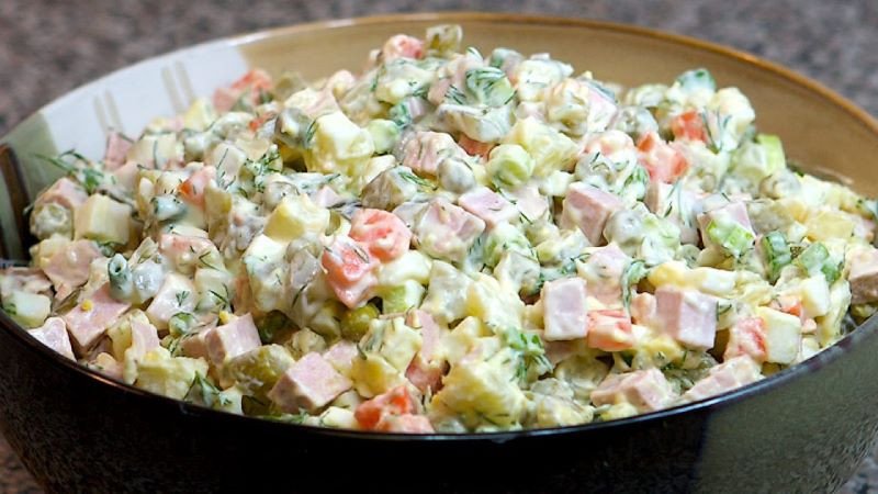 Món salad Olivier truyền thống, món ăn không thể thiếu trong ẩm thực Russia