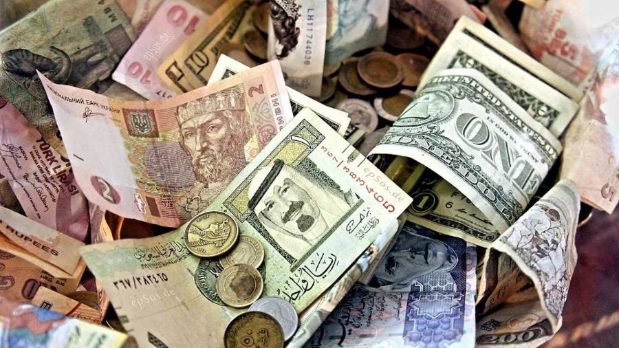 Một giao dịch đổi tiền đang diễn ra tại quầy giao dịch ở Dubai.
