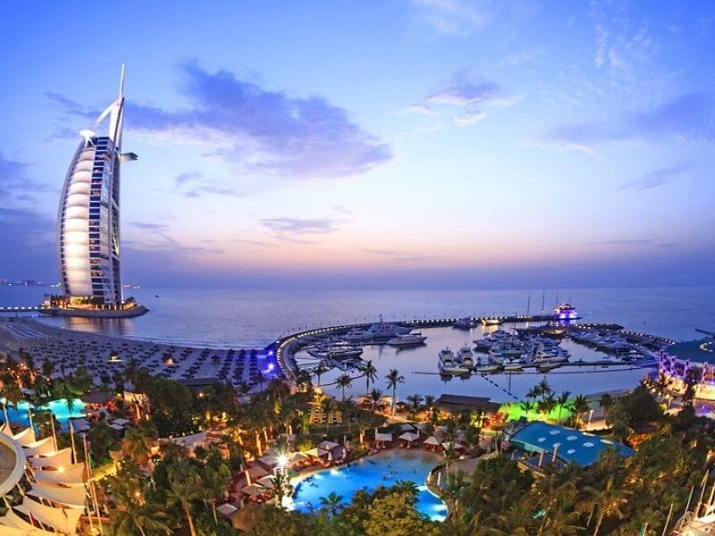 Một góc thành phố Dubai với các tòa nhà chọc trời hiện đại và kênh đào xanh mát, thể hiện sự phát triển kinh tế của UAE.
