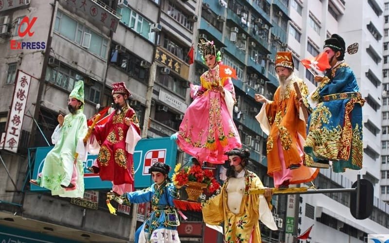 Một khu phố cổ kính tại Hồng Kông, nơi văn hóa truyền thống Á Đông giao thoa với nét hiện đại phương Tây.