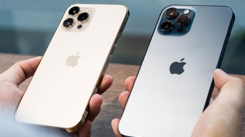 Một người đang suy nghĩ khi cầm iPhone, cân nhắc có nên mua iPhone CH/A hay không
