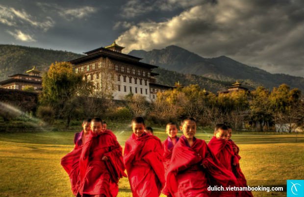 Một tu viện cổ kính của Bhutan tọa lạc trên vách núi giữa khung cảnh thiên nhiên xanh mát