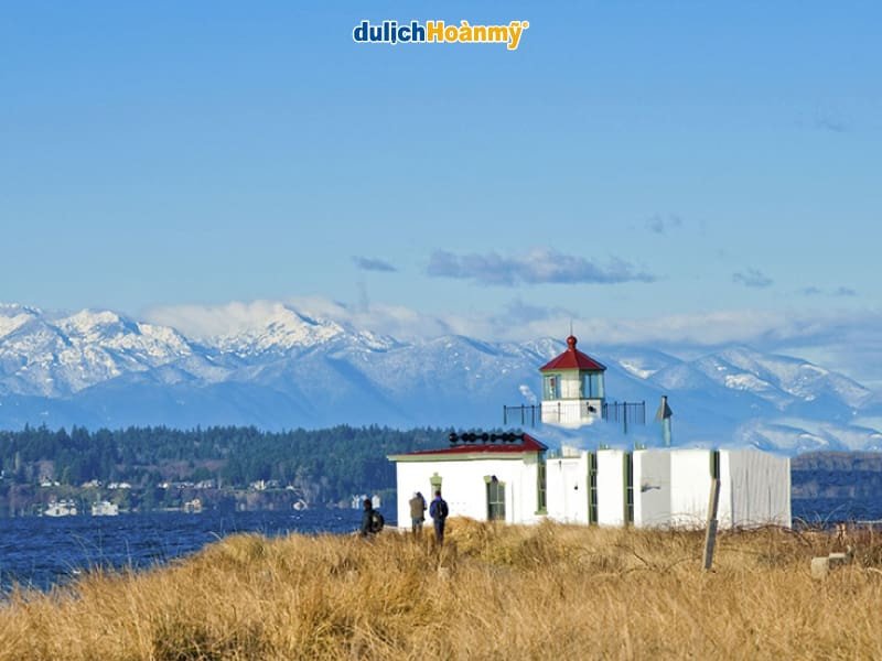 Ngọn hải đăng lịch sử tại Công viên Discovery, Seattle, nhìn ra biển Thái Bình Dương, là biểu tượng của cảnh quan thiên nhiên hùng vĩ và khí hậu ven biển đặc trưng của vùng này
