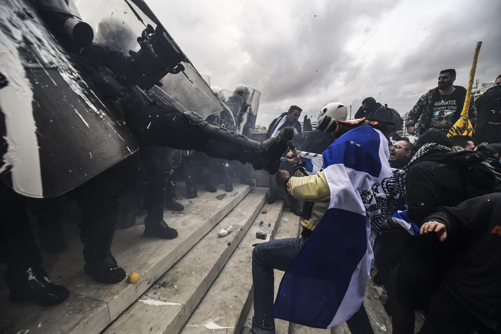 Macedonia là nước nào: Giải mã tên gọi và vị thế quốc tế Người dân biểu tình tại Athens phản đối việc đổi tên Macedonia là nước nào