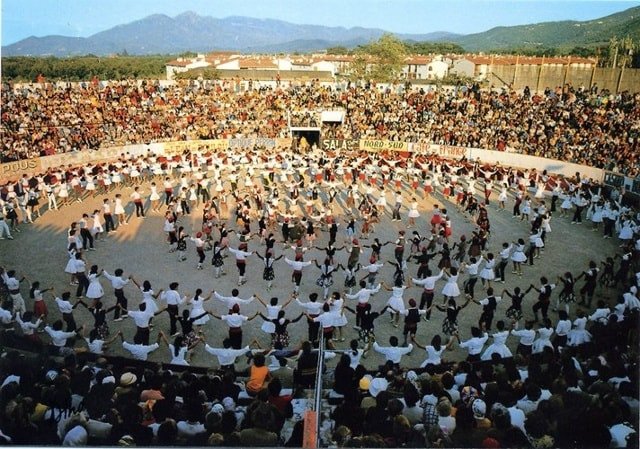 Người dân Catalan nhảy điệu Sardana, thể hiện sự đoàn kết và bản sắc dân tộc.
