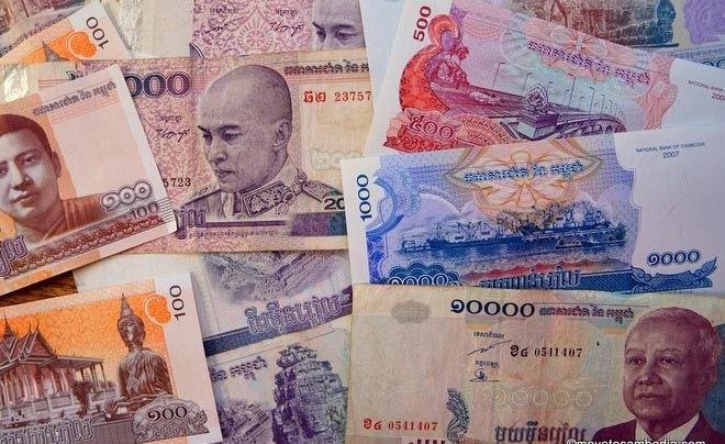 Người dân đang thực hiện giao dịch đổi tiền Riel Campuchia tại quầy, cần nắm rõ 1 Riel bằng bao nhiêu tiền Việt Nam để đảm bảo quyền lợi