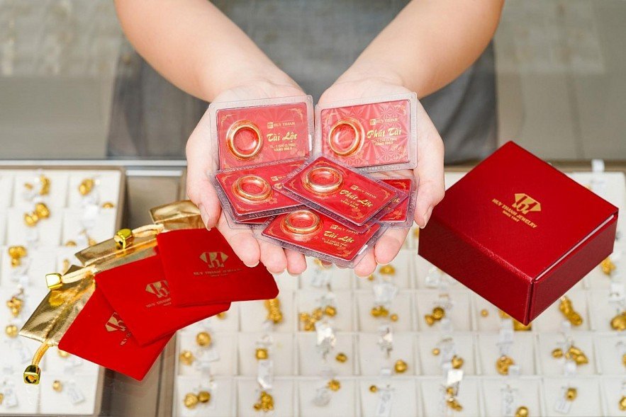 Người dân giao dịch vàng, thể hiện biến động thị trường và 3000 usd bằng bao nhiêu tiền việt nam