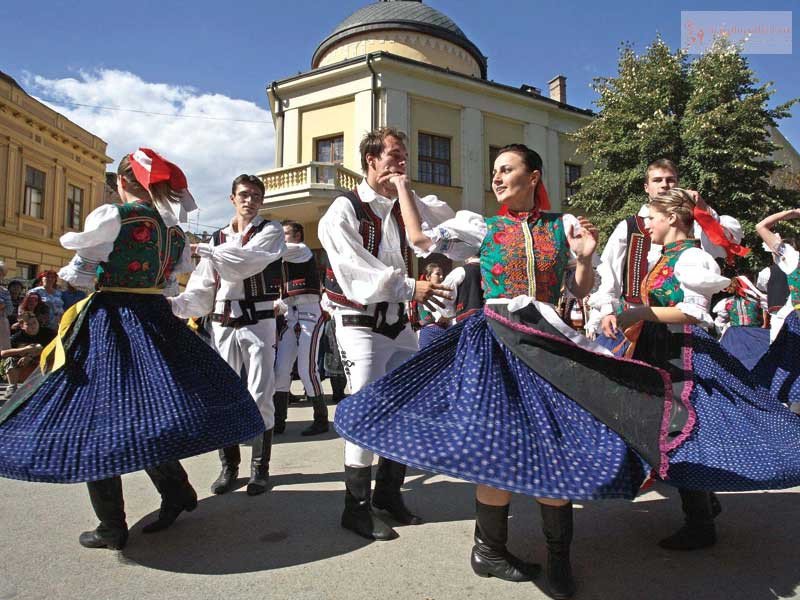 Người dân Hungary giao tiếp đa ngôn ngữ, thể hiện sự đa dạng ngôn ngữ tại Hungary