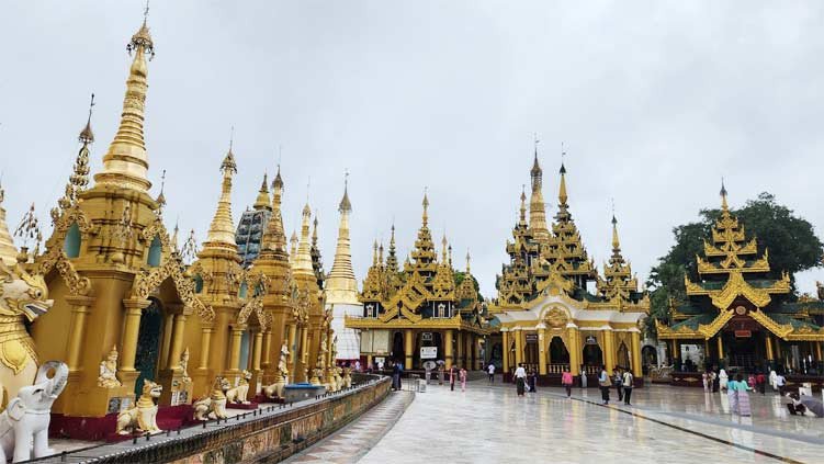 Người dân Myanmar thực hành nghi lễ tôn giáo tại một ngôi chùa Phật giáo