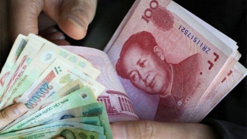 Người đàn ông đang đếm tiền, có thể là Nhân Dân Tệ