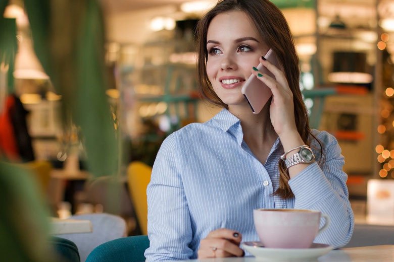 Cẩm nang về số đt Hoa Kỳ và cách liên lạc quốc tế Người đang gọi điện thoại trên nền bản đồ nước Mỹ