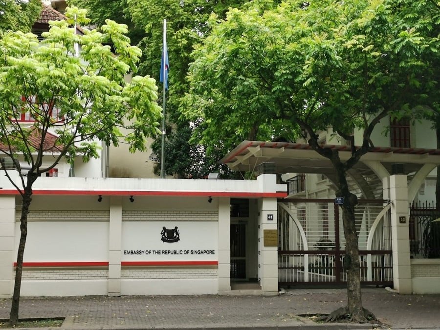 Người dùng tìm kiếm thông tin về mã vùng điện thoại Singapore +65 trên điện thoại
