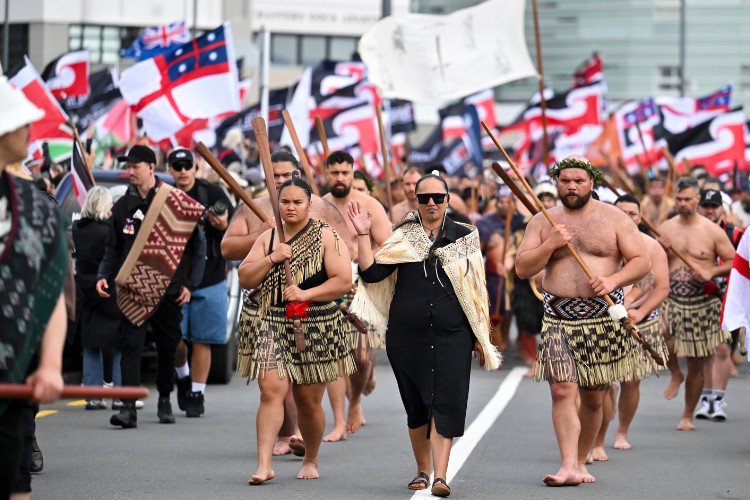 Người Māori biểu diễn điệu Haka truyền thống, thể hiện văn hóa độc đáo của New Zealand