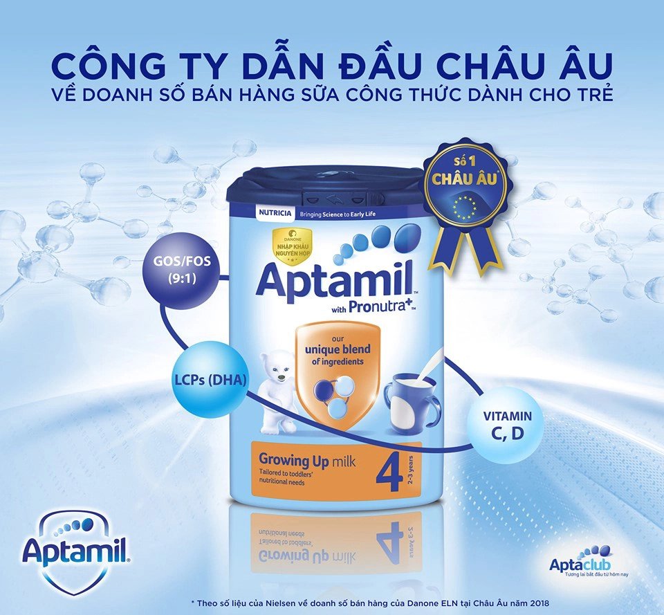 Người mẹ đang ôm con cùng hộp sữa Aptamil, biểu tượng của thương hiệu dinh dưỡng Aptamil New Zealand và Anh